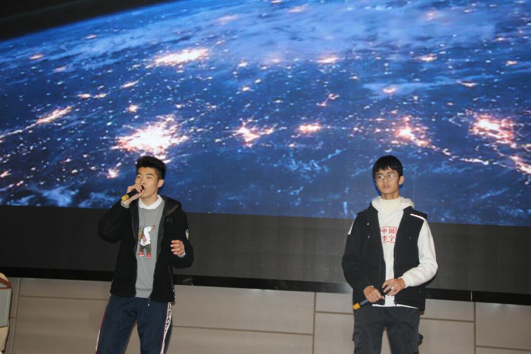 为表彰在运动会,全体项目,后勤工作作出贡献的人员,特此由程国瑞为戴